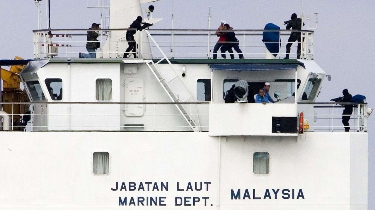 Les Forces spéciales de la police royale malaisienne lors d'un exercice de démonstration anti-piraterie à Port Klang, en Malaisie.
