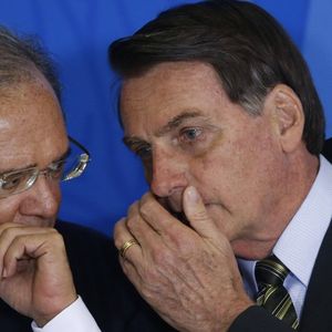 Le ministre de l'Economie, l'ultralibéral Paulo Guedes (à gauche), a lancé une série de mesures d'austérité et un vaste plan de privatisations.