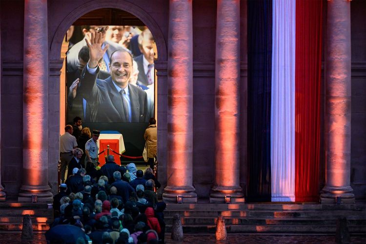 Le public est venu nombreux se recueillir devant le cercueil du président Jacques Chirac aux Invalides, la veille de son enterrement au cimetière du Montparnasse.