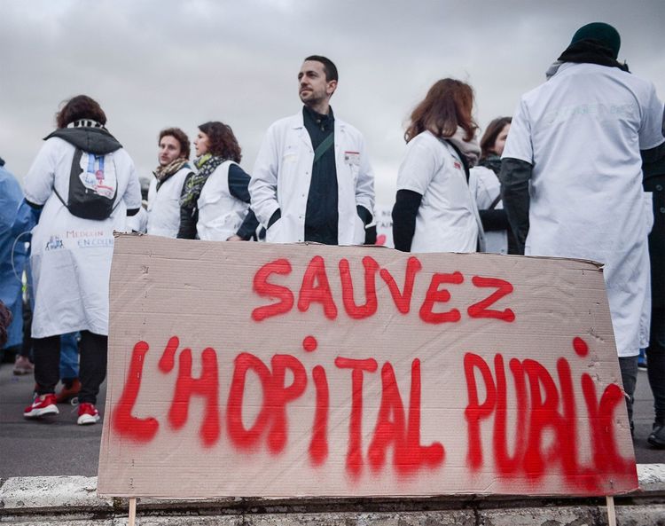 Des milliers de médecins, aides-soignants ou infirmières manifestent le 14 novembre à Paris pour obtenir davantage de moyens et d'effectifs.