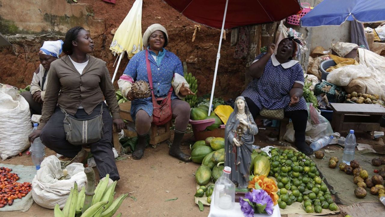 L'animation des petits marchés agricoles traditionnels, comme ici dans la capitale, Yaounde, cache une situation économique guère euphorique.