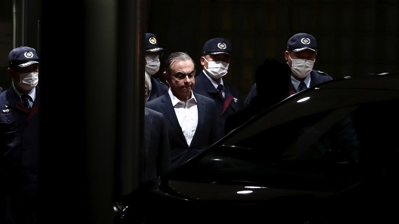 Carlos Ghosn, ici escorté par des policiers à Tokyo, en avril 2019
