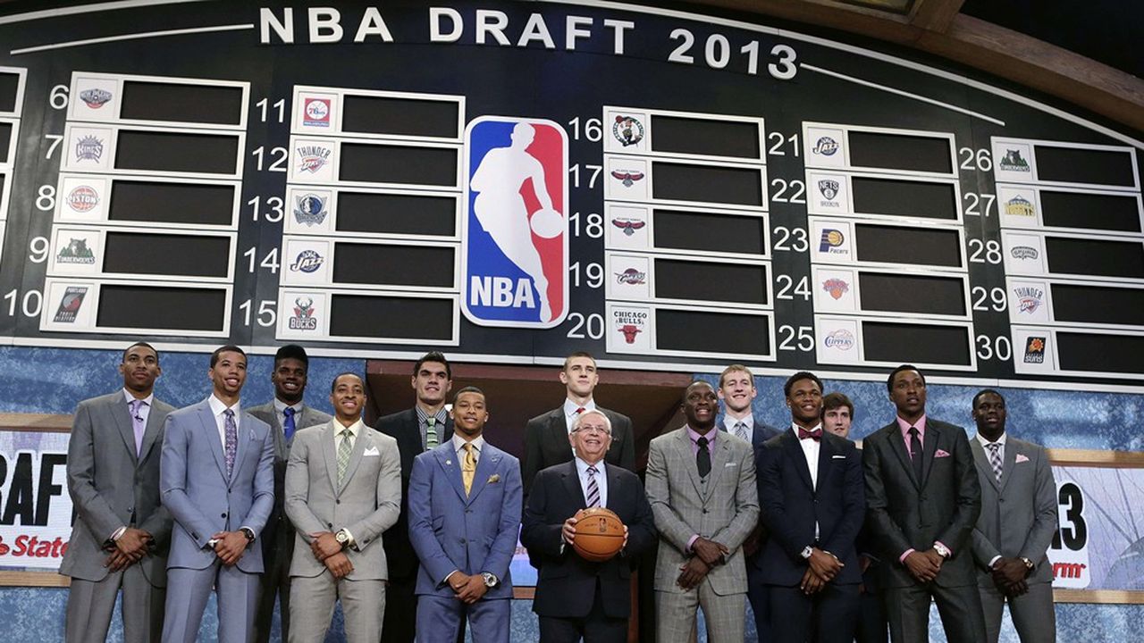 David Stern au milieu de joueurs recrutés en NBA, le 27 juin 2013.