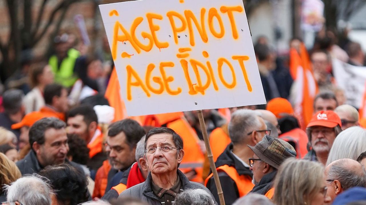 Un manifestant de la CFDT proteste ici à Toulouse contre l'instauration d'un âge pivot.