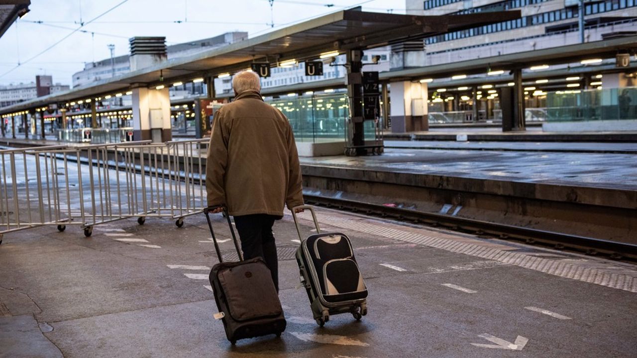 Lundi, au 33e jour de grève, la perte de chiffre d'affaires atteindra 660 millions d'euros pour le SNCF. Une estimation a minima, à laquelle il faut ajouter les remboursements que vont demander les autorités organisatrices de trains régionaux, en Île-de-France comme dans le reste de l'Hexagone.