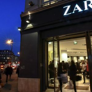 A Paris, les ventes de prêt-à-porter ont baissé d'environ 30 % en raison des grèves. Les grandes enseignes comme Zara espèrent ne pas rater les soldes.