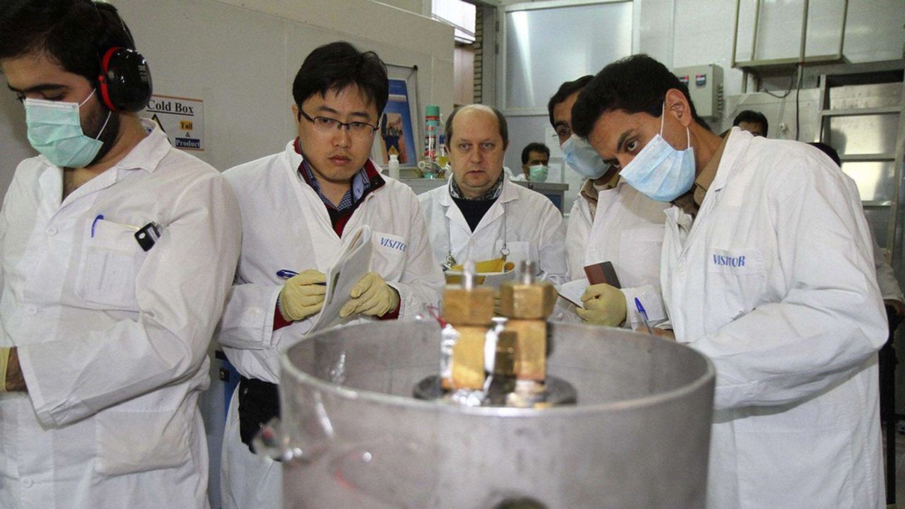 Des techniciens de l'Agence internationale de l'énergie atomique examinent des centrifugeuses sur un site nucléaire iranien.