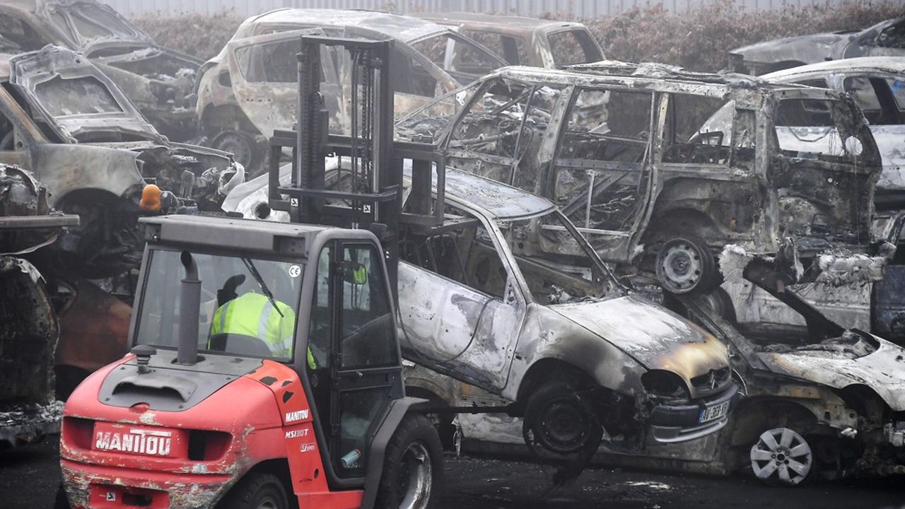 Environ 220 véhicules ont brûlé dans la nuit de mardi à mercredi selon le maire de Strasbourg.