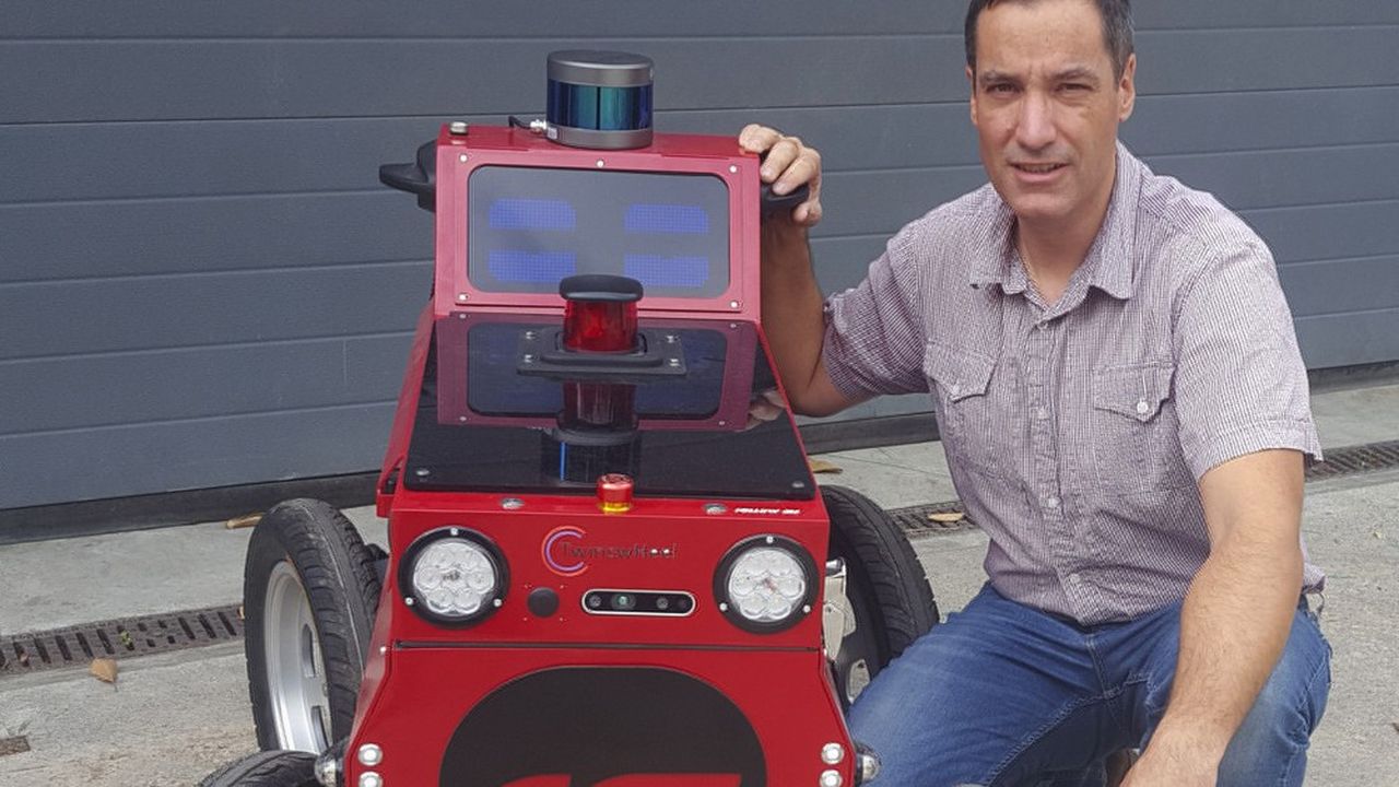 Benjamin Talon, le président de Soben avec un robot de sa gamme TwinswHeel.