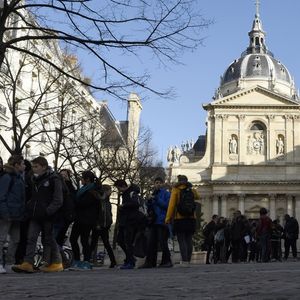 A Paris, les sites Sorbonne, Michelet, Clignancourt et Malesherbes ont reporté les examens en raison de difficultés d'accès suite à des blocages.