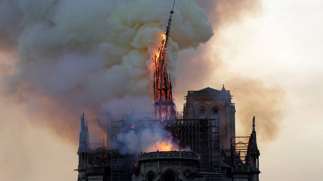 La cathédrale Notre-Dame de Paris en proie aux flammes, le 15 avril.