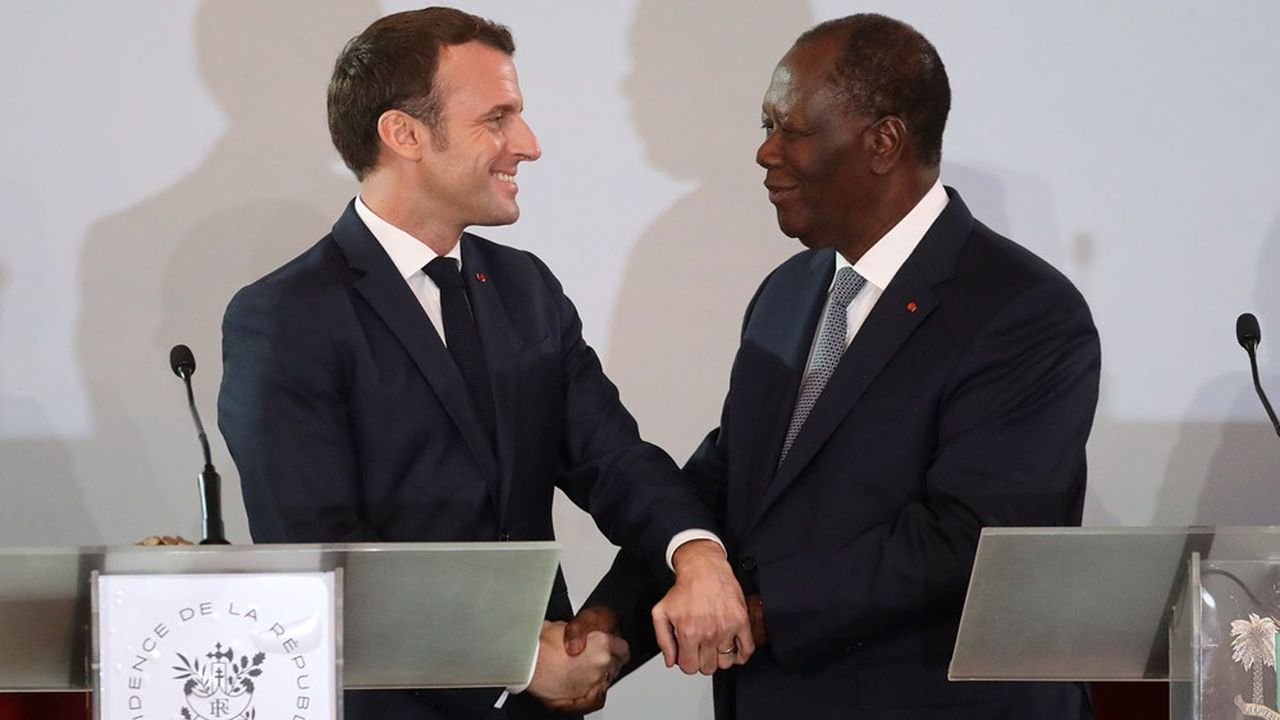 Le président français Emmanuel Macron (à gauche) et le président ivoirien Alassane Ouattara (droite) lors d'une conférence de presse le 21 décembre au palais présidentiel à Abidjan.