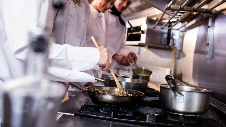 Adecco, Accor, Sodexo et Korian, ont recruté 11.000 personnes dans ces métiers de la cuisine et restauration en 2018.