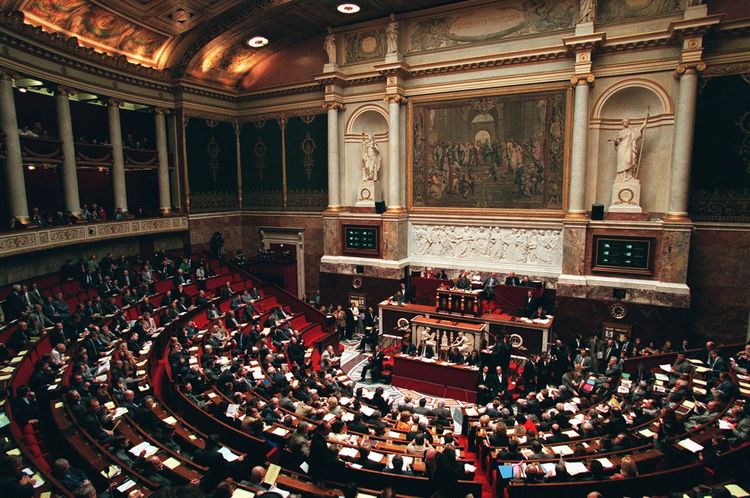 La première loi « d'incitation », votée à l'Assemblée en première lecture dès le 10 février 1998 est promulguée le 13 juin. La seconde loi généralisera le dispositif le 19 janvier 2000.