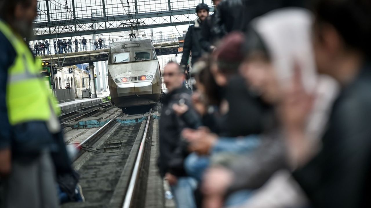 La direction de la SNCF a annoncé 4 TGV sur 5 en moyenne samedi et dimanche.