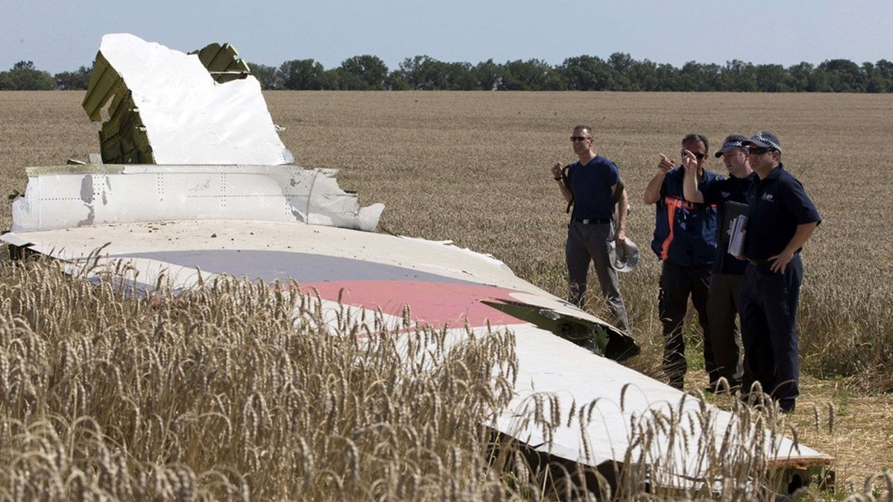 En juillet 2014, un Boeing 777 de la Malaysia Airlines, assurant la liaison Amsterdam-Kuala Lumpur (vol MH17) avec 298 personnes à bord (dont 196 Néerlandais), est abattu près de Donetsk dans l'est de l'Ukraine.