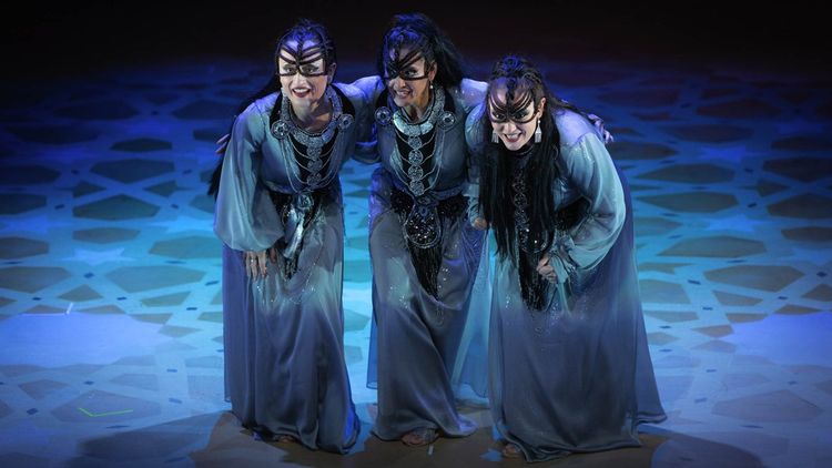 Les costumes de la Flûte Enchantée mise en scène par Davide Livermore s'inspirent des traditions omanaises