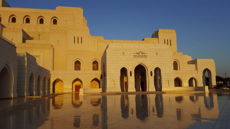 L'Opéra Royal d'Oman réalisé en 2011 comporte une salle de 1.100 places et une galerie commerciale de luxe ainsi qu'un restaurant Fauchon.