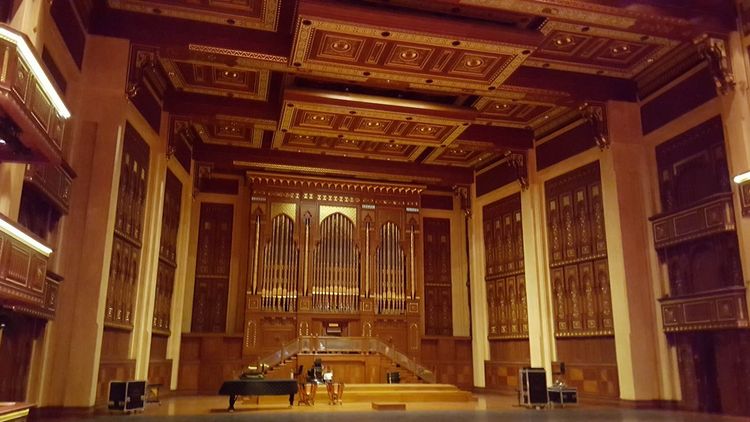 L'opéra de 1.100 places comporte un orgue monumental, l'un des instruments joués par le Sultan d'Oman qui avait fait de la musique sa priorité.