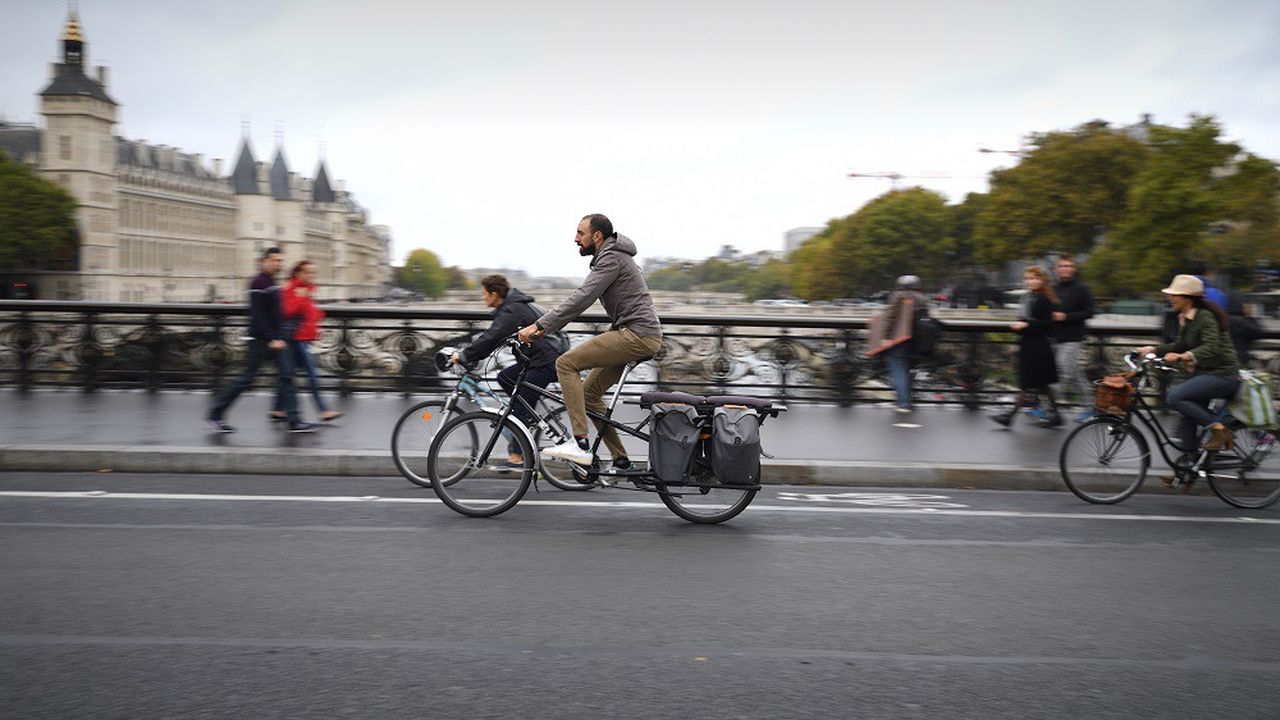 « De nouvelles pistes, faites pour le confort et la sécurité des cyclistes, seront aménagées dans tout Paris en gagnant sur les places de stationnement », promet Anne Hidalgo, la maire de Paris.