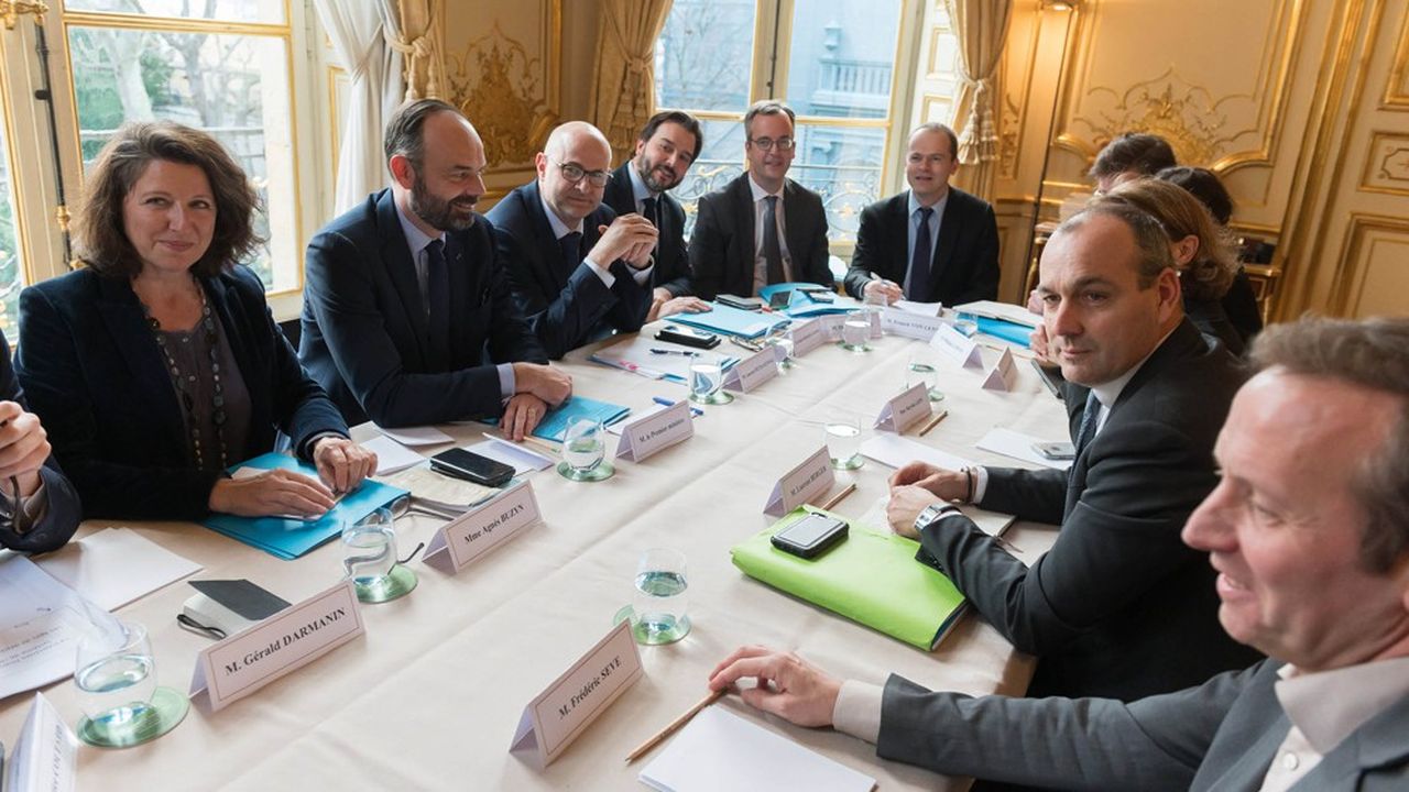 Le Premier ministre Edouard Philippe, ici avec le secrétaire général de la CFDT Laurent Berger, a proposé de retirer du projet de loi la mise en place d'un âge pivot à soixante-quatre ans dès 2022.