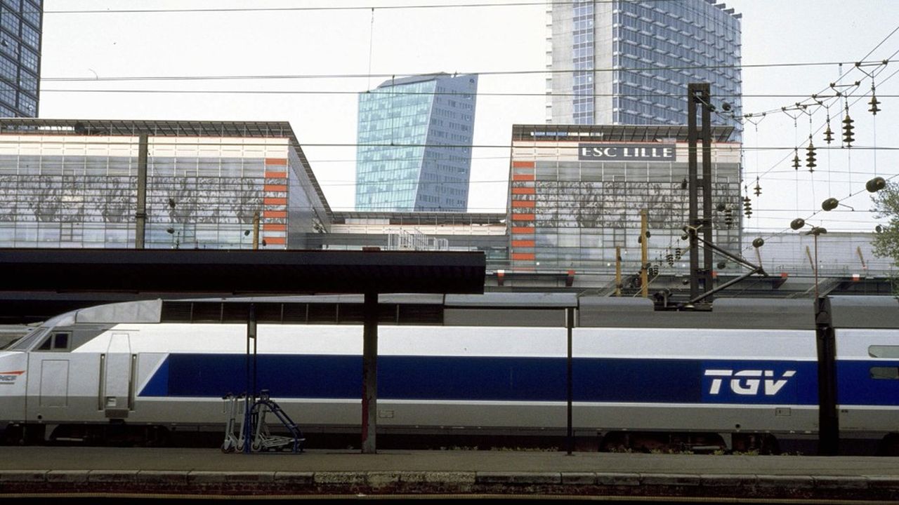 En ce petit matin de décembre 1995, une dizaine de journalistes à la gare de Lille assistent à un improbable événement : le départ du premier train de voyageurs de la SNCF après 21 jours de grève.