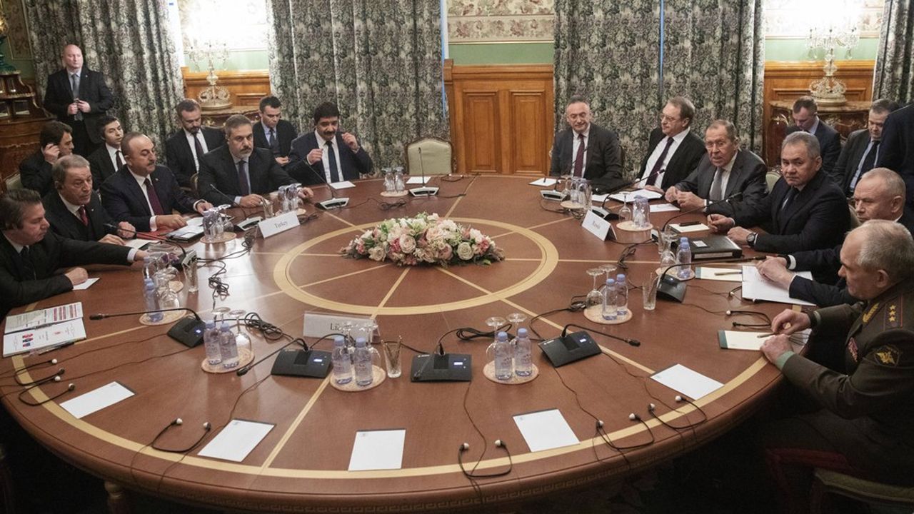 Aux côtés de leurs homologues russes, les ministres turcs des Affaires étrangères et de la Défense vont chapeauter la rencontre, ce lundi à Moscou, entre les Libiens Fayez el Serraj et Khalifa Haftar.