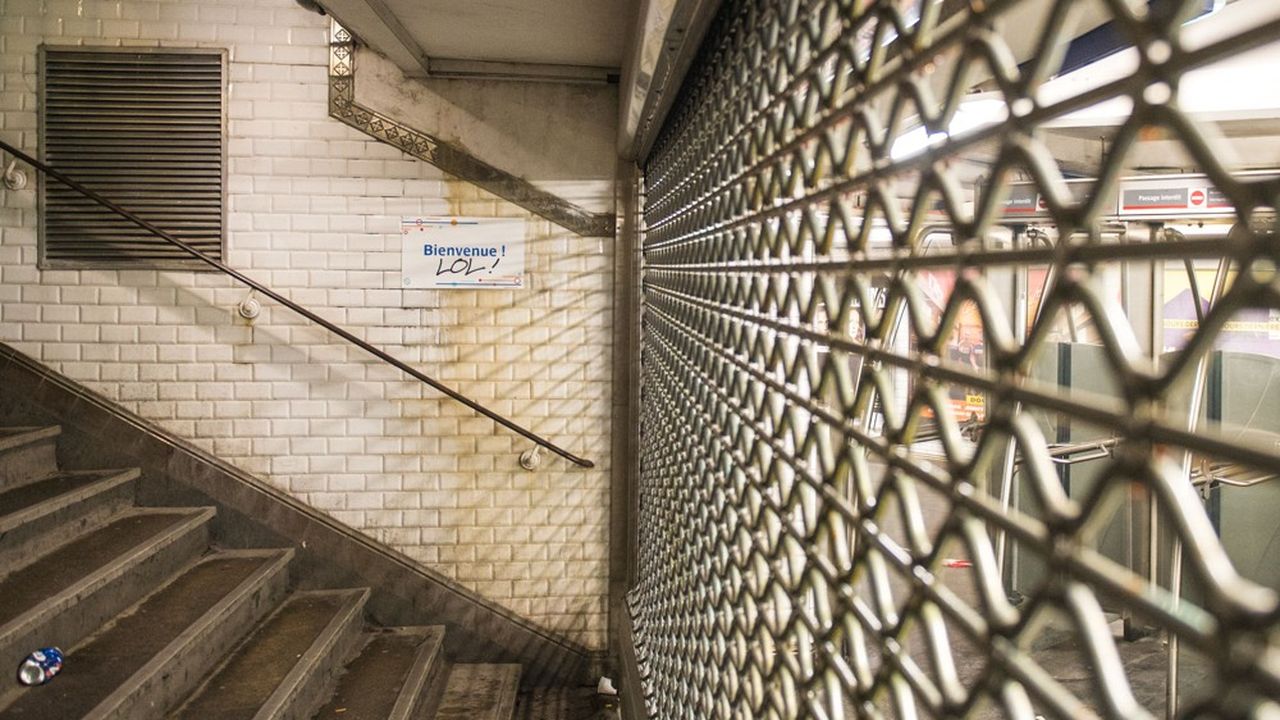 Dans le métro parisien, si toutes les lignes sont ouvertes, les perturbations persistent et huit stations sont toujours fermées.