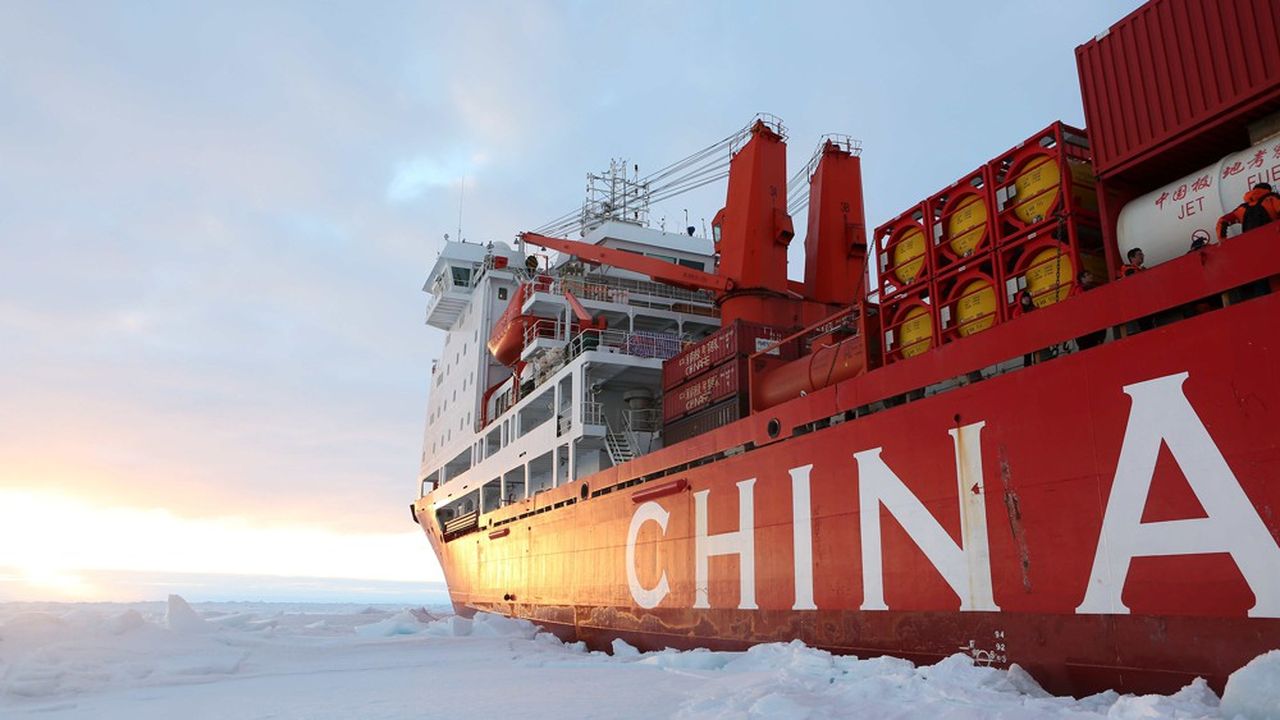 Le brise-glace Xuelong, en décembre 2018, arrive dans la rade de la base de Zhongshan de recherche scientifique chinoise dans l'Antarctique. Mais la Chine s'intéresse aussi à l'Arctique pour ses Routes de la soie.