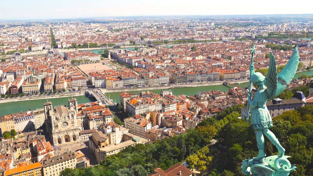 A Lyon (69), le foncier de nombreux immeubles d'habitations appartient depuis plus d'un siècle aux Hospices Civils de Lyon (HCL). Les baux emphytéotiques se situent surtout dans les 3e et 6e arrondissements.
