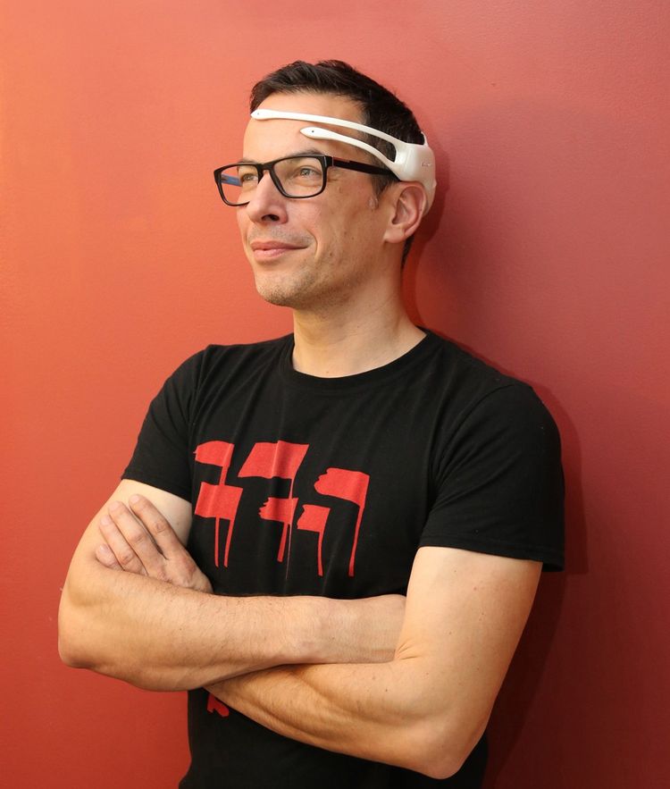 Olivier Oullier, avec le casque Insight (interface cerveau-ordinateur) développé par la start-up Emotiv qu'il préside.