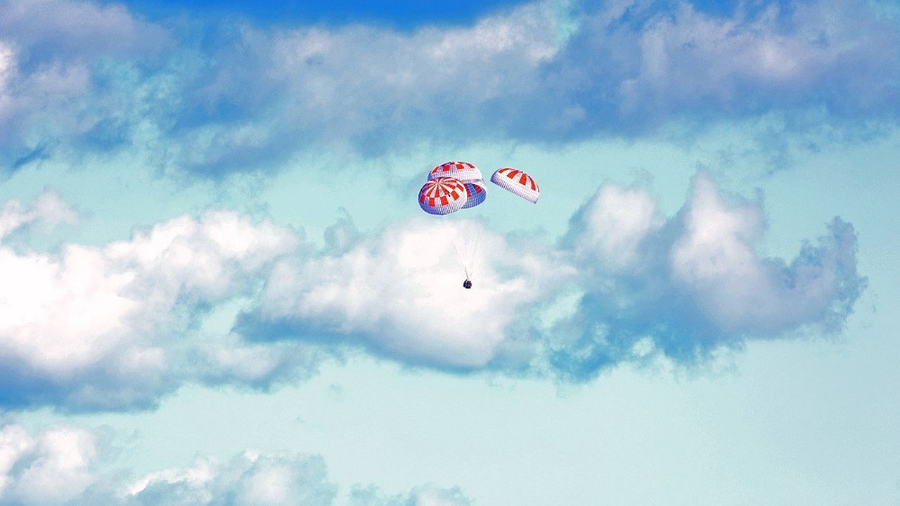 Crew Dragon s'est éloigné à grande vitesse de son lanceur avant de revenir en douceur sur Terre grâce à ses parachutes.