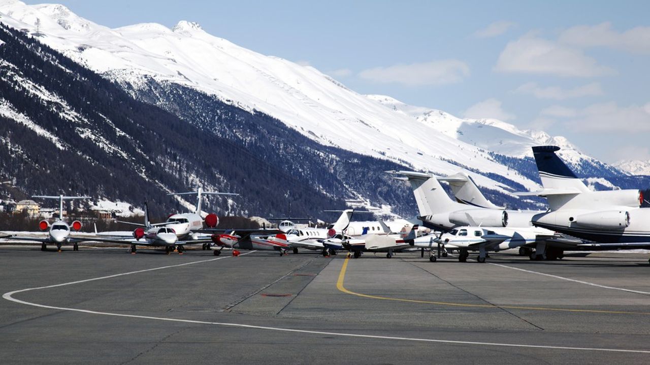 Si le Forum de Davos est « carbon neutral » depuis des années, les centaines de jets privés qui convergent du côté de la station de ski helvétique fin janvier prouvent qu'il est difficile de changer.