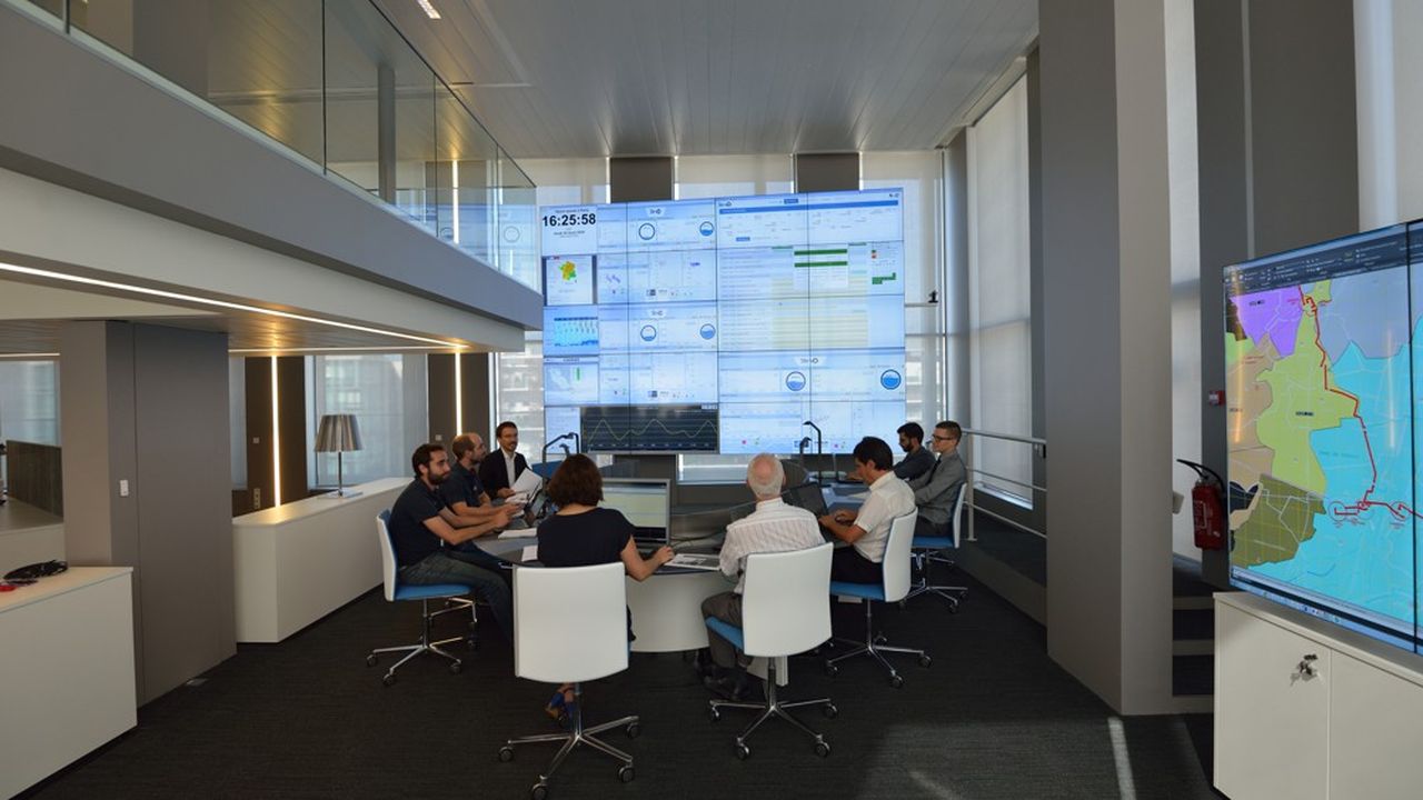 Face à un mur d'écrans, des tableaux, graphiques et cartes s'actualisent en temps réel dans la salle du ServO.