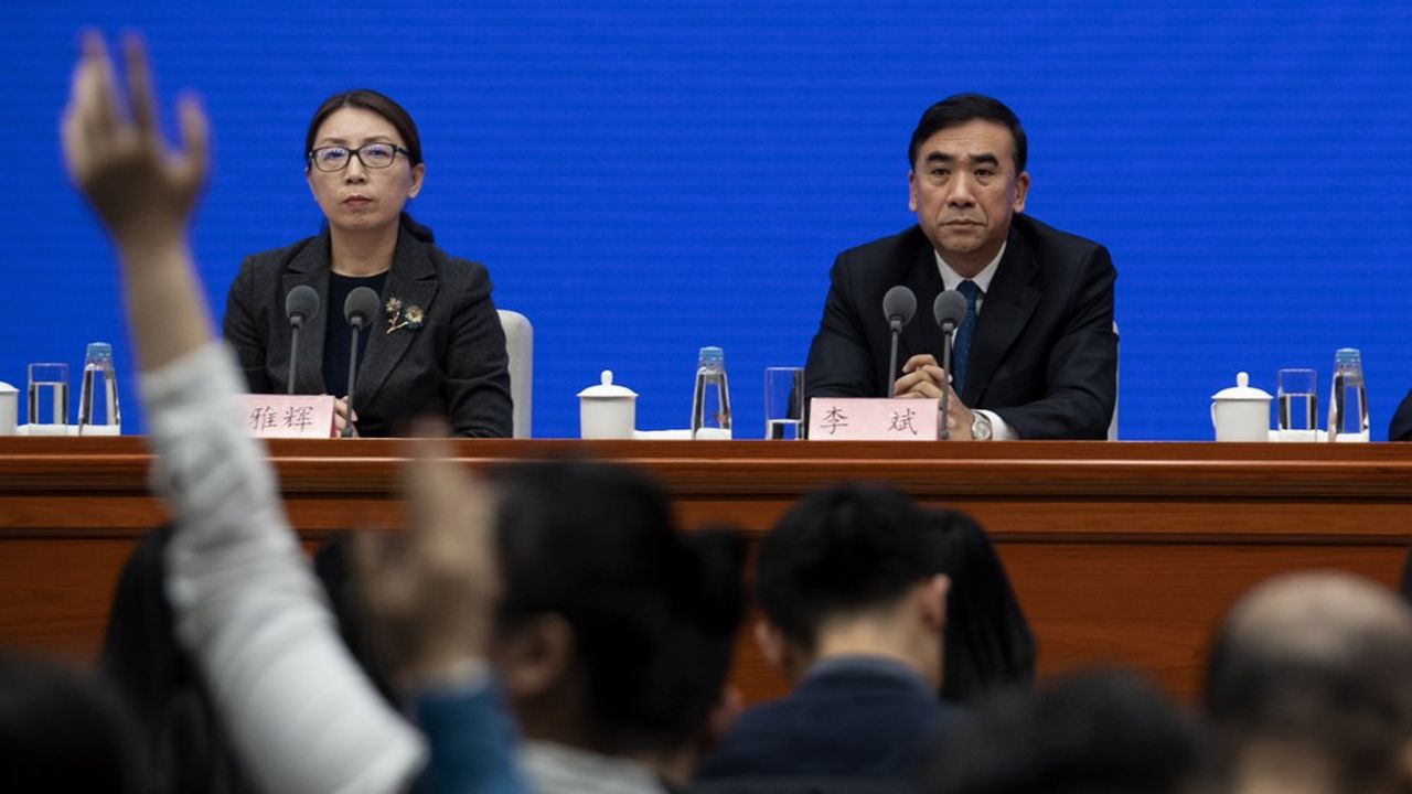 Le virus se transmet par voies respiratoires, a indiqué le vice-ministre de la Commission nationale de la santé, Li Bi (à droite).