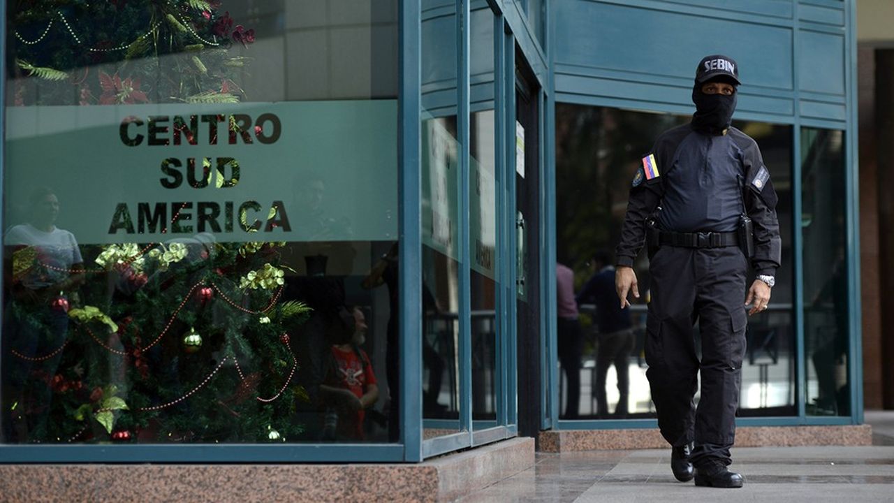 Vêtus de noir et armés, des agents des services de renseignement vénézuéliens (Sebin) ont perquisitionné les bureaux de l'opposant politique Juan Guaido.