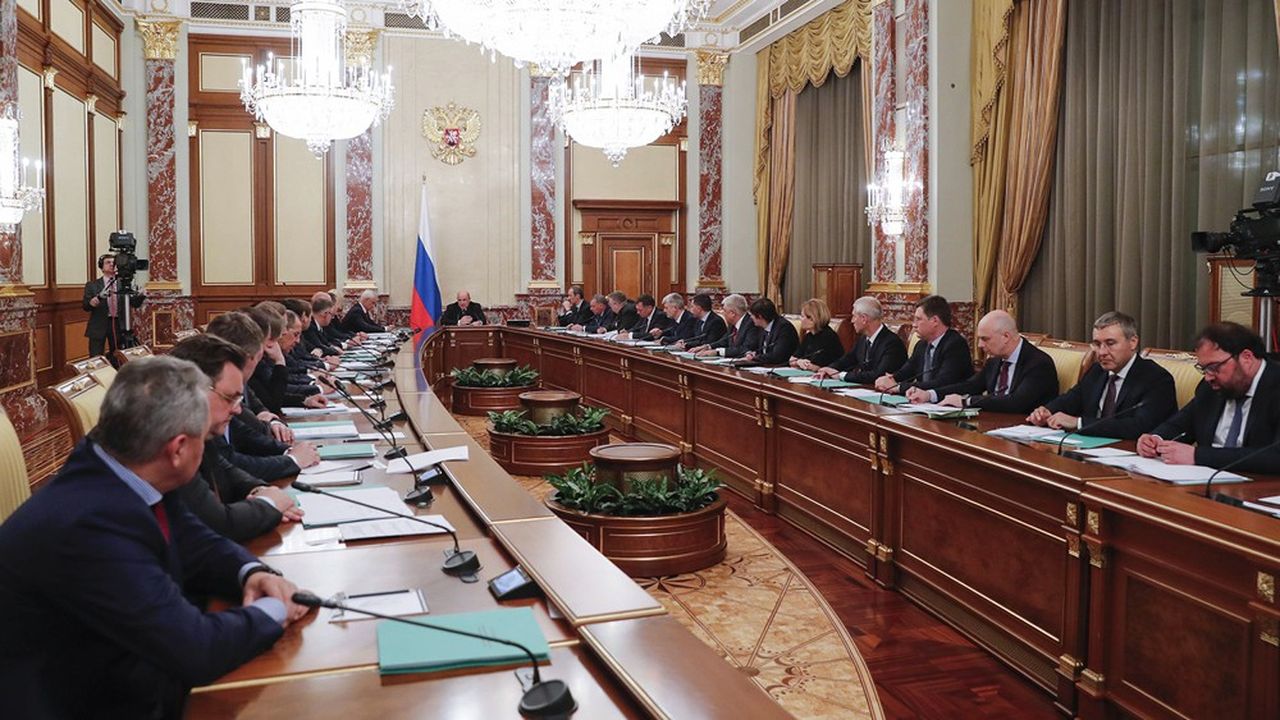 Vladimir Poutine a réuni mardi soir ses ministres autour du nouveau chef du gouvernement, Mikhaïl Michoustine.