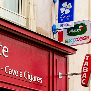 A la tête du PMU depuis avril 2018, Cyril Linette, son directeur général, met en oeuvre une stratégie centrée sur le pari hippique en France, et par là même son réseau de points de vente traditionnel, lequel génère l'essentiel de son activité.