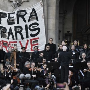 Le 18 janvier dernier, des musiciens revendiquent devant le Palais Garnier alors que le retour à la normale s'effectue peu à peu dans les transports urbains.  