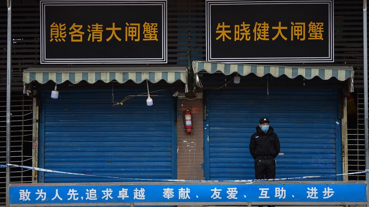 Un garde de sécurité devant le marché à Wuhan où a été détecté le coronavirus.