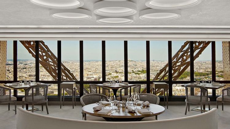 Sodexo gère les restaurants de la Tour Eiffel, avec l'ambition d'augmenter de 35 % le chiffre d'affaires en restauration sur les 10 prochaines années