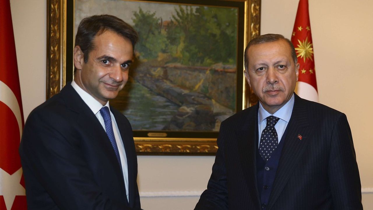Le président turc Recep Tayyip Erdogan (à droite sur la photo) lors de sa rencontre avec Kyriákos Mitsotákis en octobre 2017 à Athènes avec le dirigeant du Parti de la Nouvelle Démocratie avant que celui-ci devienne chef du gouvernement grec en juillet 2019.