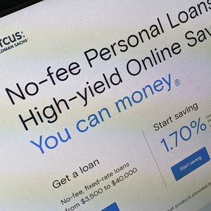 Baptisé du prénom du fondateur de la banque, Marcus « by Goldman Sachs » est entré sur le marché avec un simple compte d'épargne et une offre de prêt en ligne.