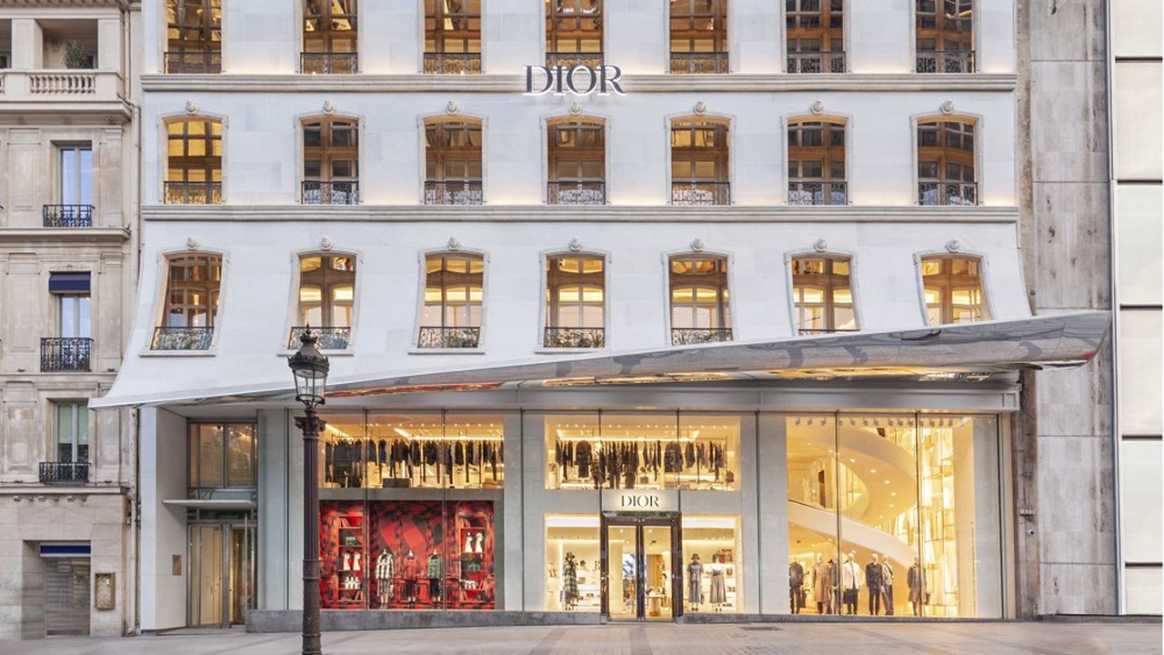 Dior a inauguré en juillet 2019 sa nouvelle boutique sur les Champs-Elysées.