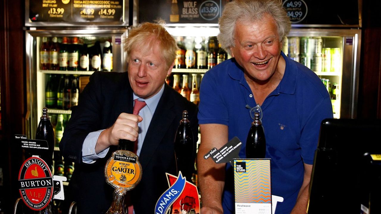 Le Premier ministre Boris Johnson et le patron des pubs Wetherspoon, Tim Martin.