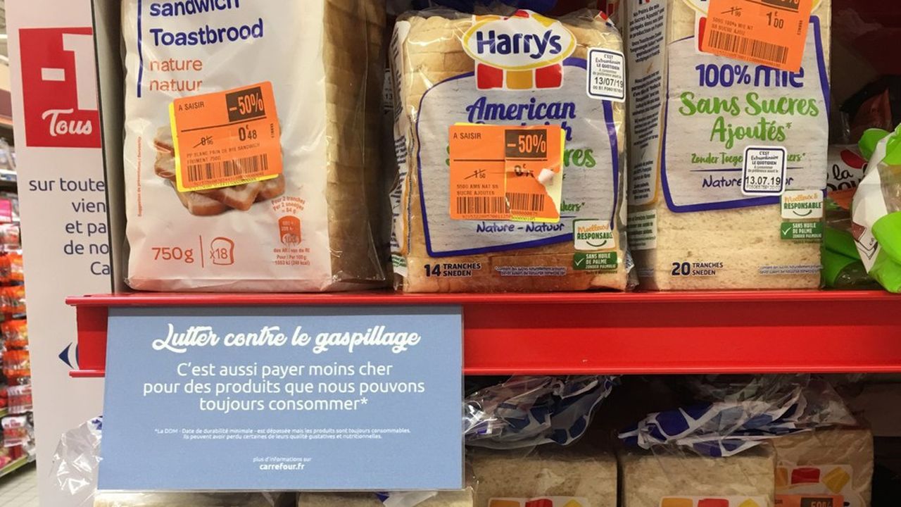 Carrefour propose des réductions pour des produits qui approchent de leur date limite de consommation ou qui peuvent être consommés sans risque après la date de durée minimale.