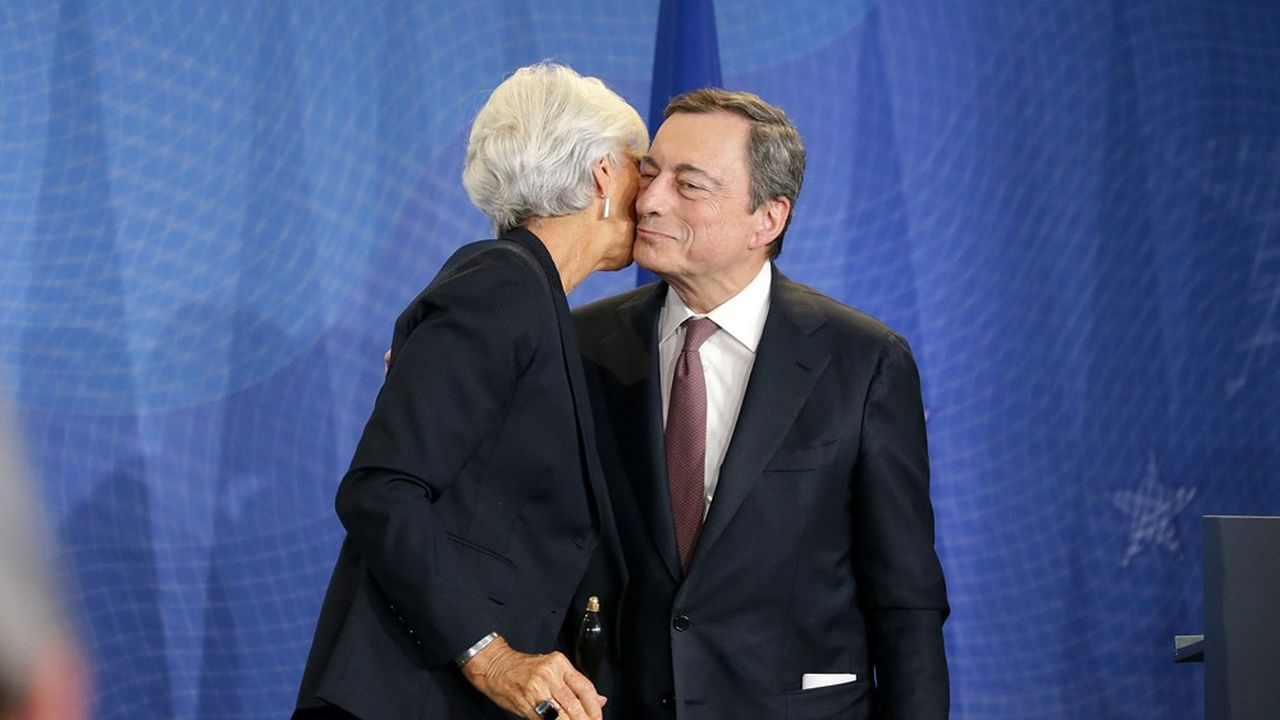 Mario Draghi et sa successeure, Christine Lagarde, lors de la passation de pouvoir au siège de la Banque centrale européenne, à Francfort, en Allemagne.