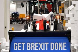 Dans un clip de campagne publié le 10 décembre 2019, Boris Johnson au volant d'un bulldozer démolit un mur, symbolisant l'impasse du Brexit. 