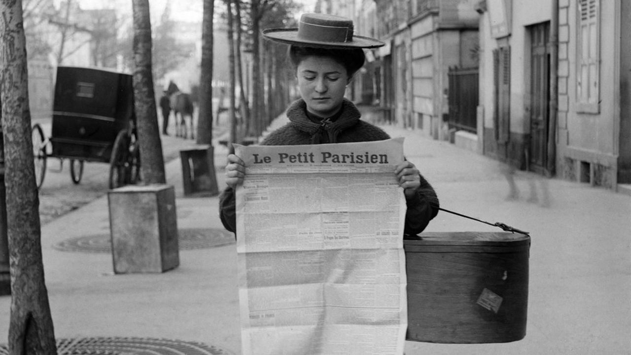 Passante lisant le journal 'Le Petit Parisien'. Paris, 1899.