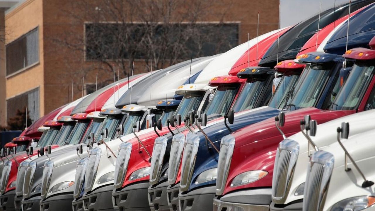 Des poids lourds Navistar garés sur un parking de son usine de Melrose Park (Illinois).